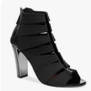 Black Donald J Pliner women’s Arturo  Sandals 8.5